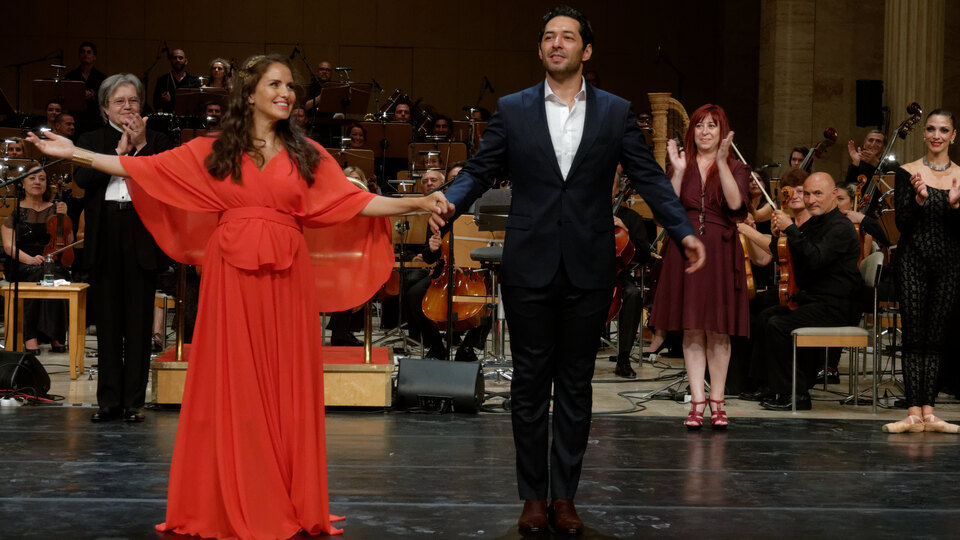 Düğün öncesi sahneye çıktı