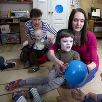 Bakıma muhtaç engelli çocuğu olan anneye erken emeklilik