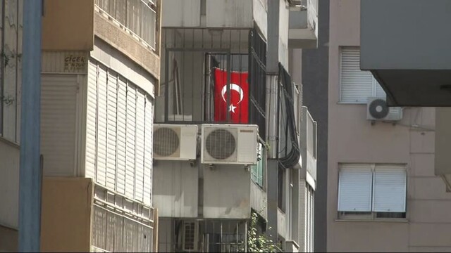 Rahip Brunson'ın balkonuna Türk bayrağı!