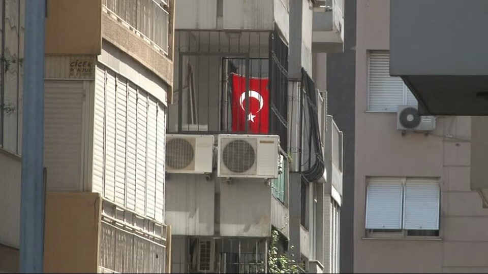 Rahip Brunson'ın balkonuna Türk bayrağı!