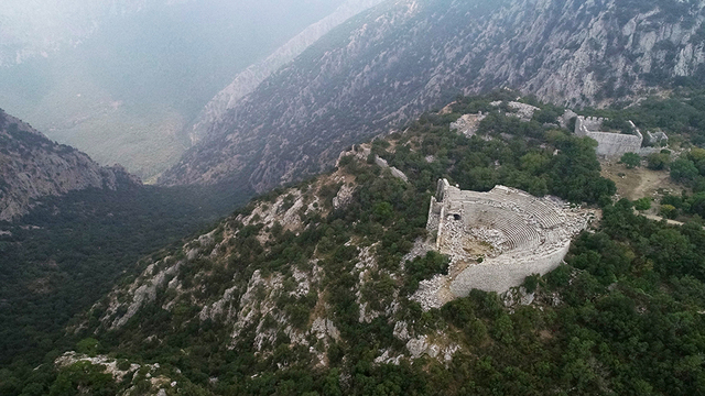 Kartal yuvasını andırıyor, binlerce turist çekiyor