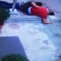 Şok görüntüler! Yerde çatıştılar...