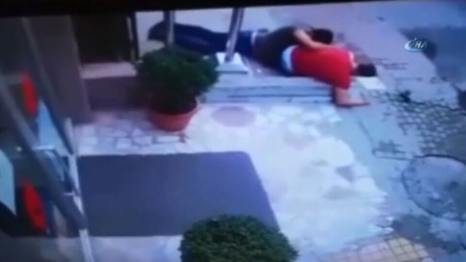 Şok görüntüler! Yerde çatıştılar...