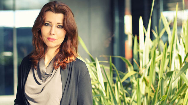 Elif Şafak kimdir?