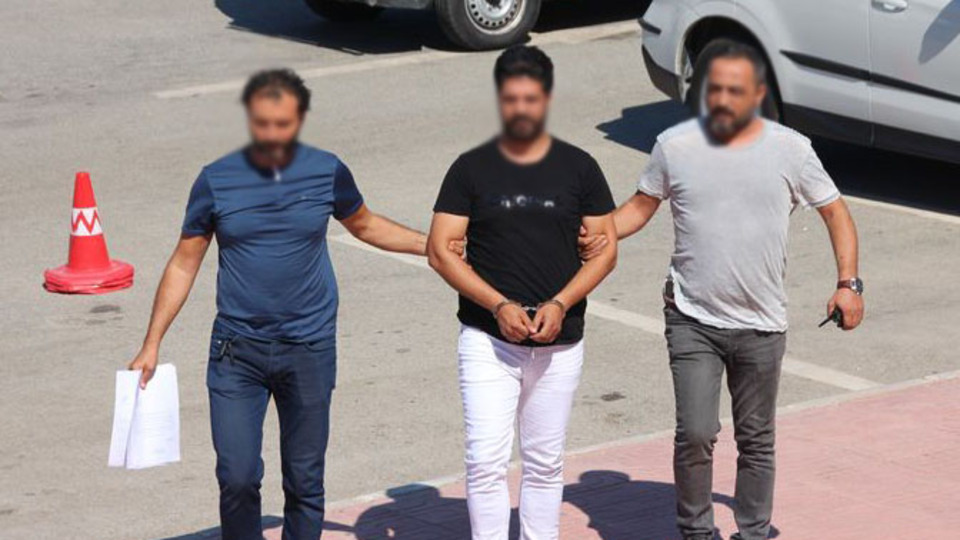 Sahte kimliğin sahibi de aranan şahıs çıkınca yakayı ele verdi