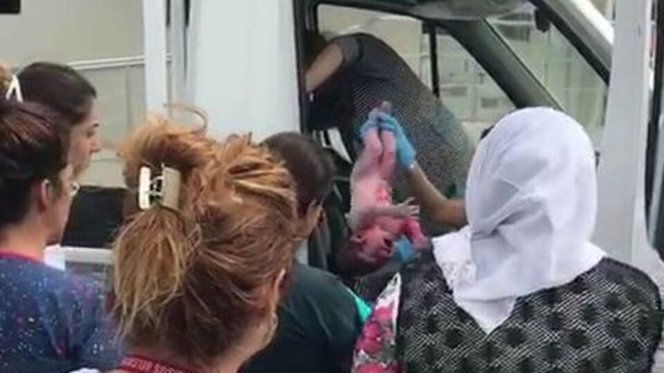 Hastane önünde araçta doğum yaptı