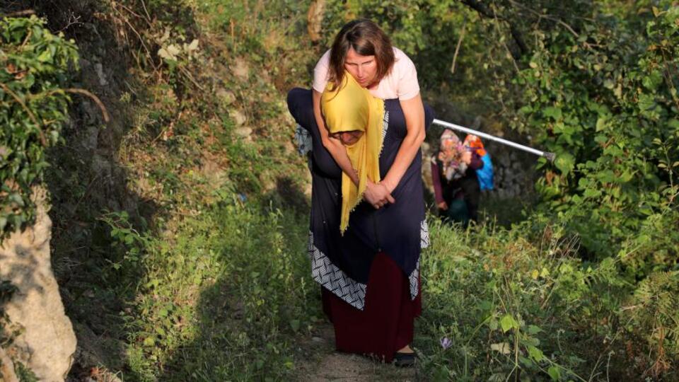 MS hastası kızını yol olmadığı için sırtında taşıyor!