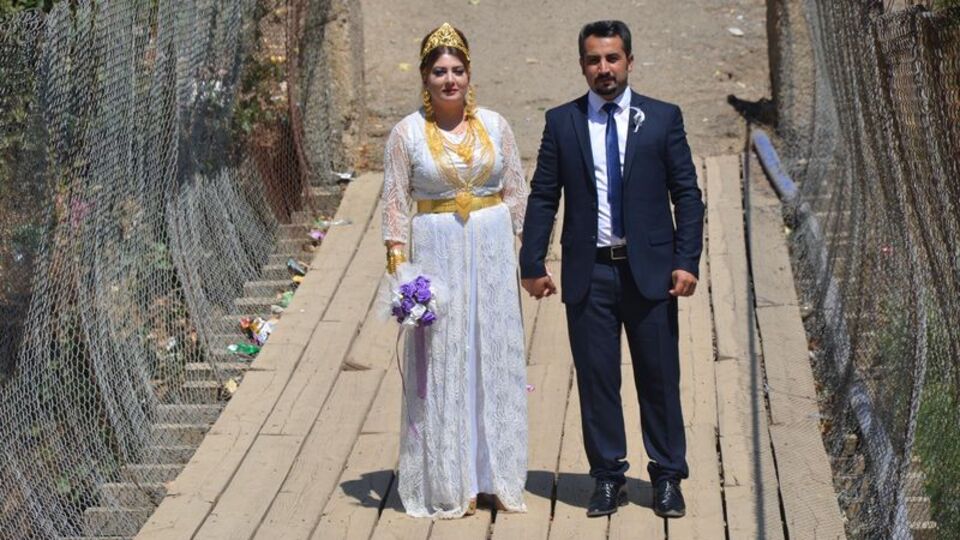 Paralar havada uçuştu... Geline altın, damada otomobil verdiler