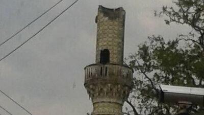 4 dakikalık dolu yağışı cami minaresini yıktı
