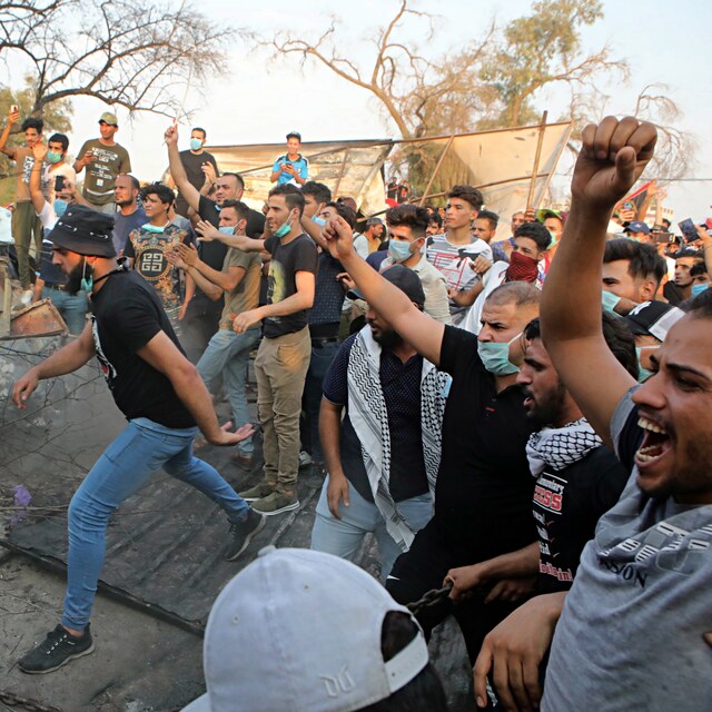 Basra'da sokak gösterileri! Belediye binası ateşe verildi...