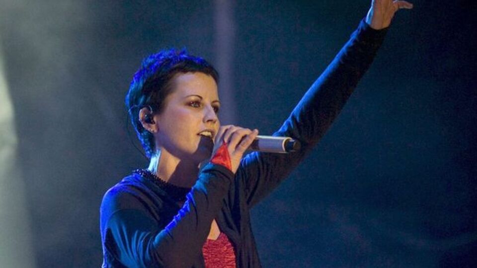 Ünlü rock grubunun solistinin ölüm nedeni belli oldu!