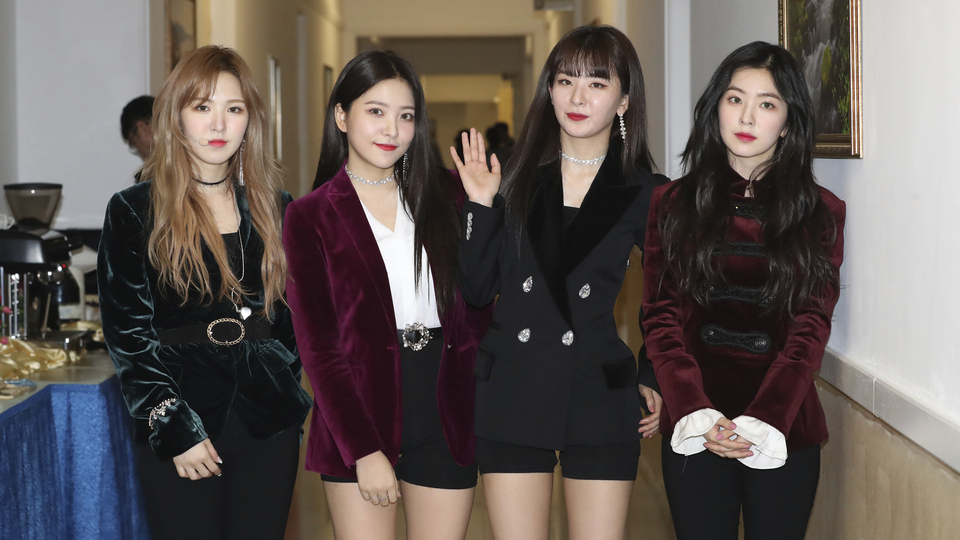 İlk kez K-pop performansı izleyen Kuzey Koreliler böyle tepki gösterdi!