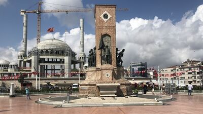 Büyük ayıp! Taksim Anıtı'na bakan şaşırdı