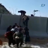 Türkiye'ye göç başladı... Merdiven dayayıp duvarı aştılar!