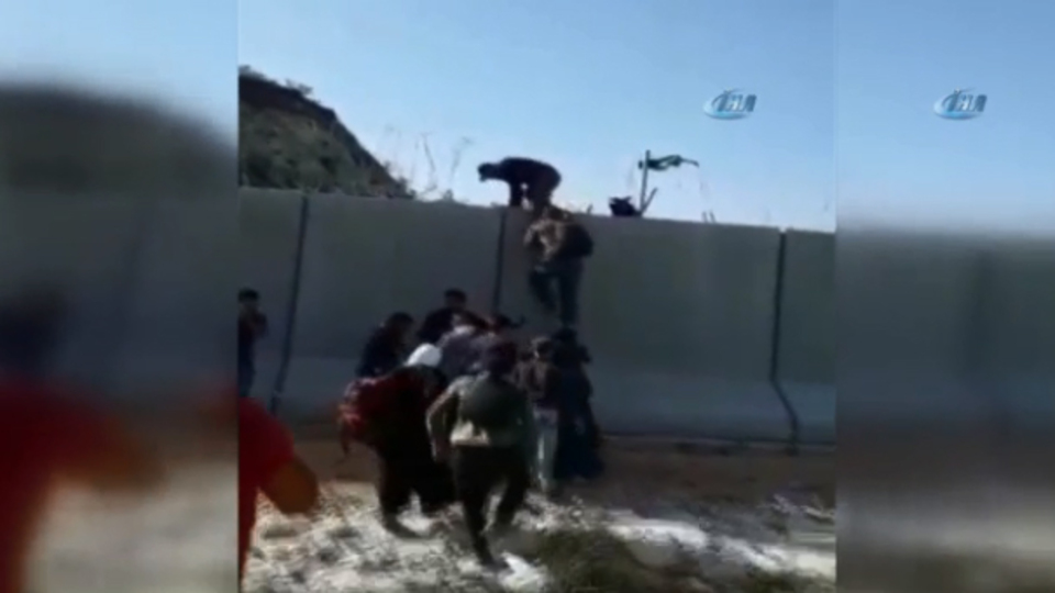 Türkiye'ye göç başladı... Merdiven dayayıp duvarı aştılar!