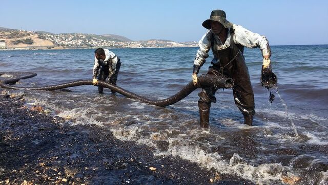 Bakan Kurum: Denize akaryakıt boşaltan gemiyi tespit ettik