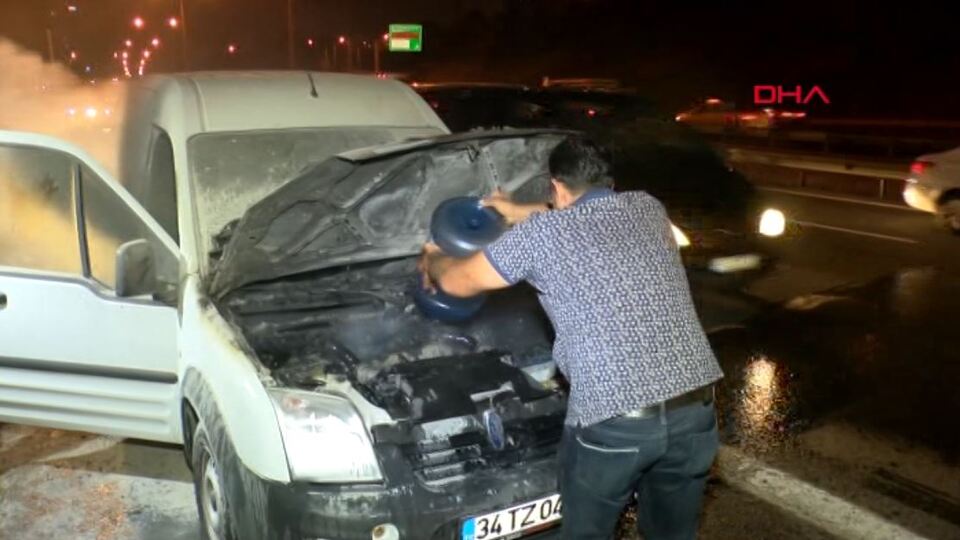 TEM'de yanan araç damacanalarla söndürüldü