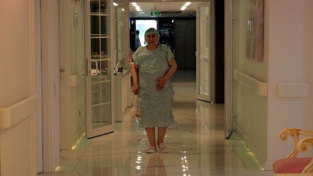 54 yaşındaki kadının karnından 25 kilogram kitle çıktı