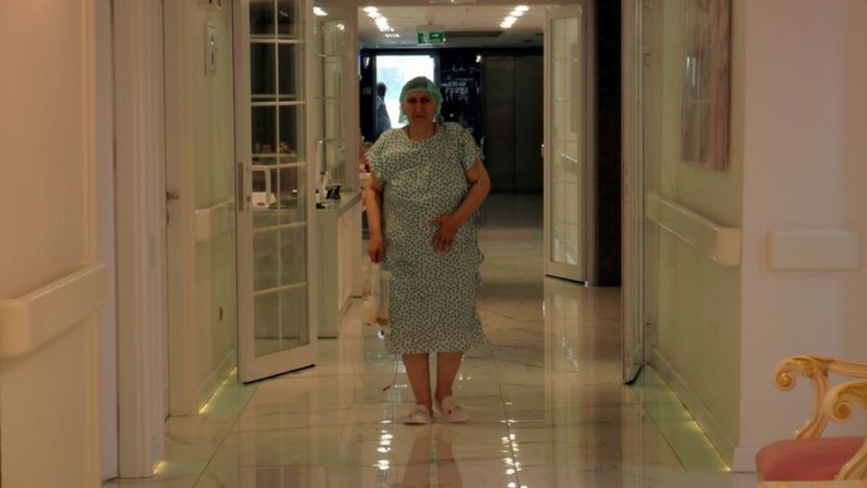 54 yaşındaki kadının karnından 25 kilogram kitle çıktı