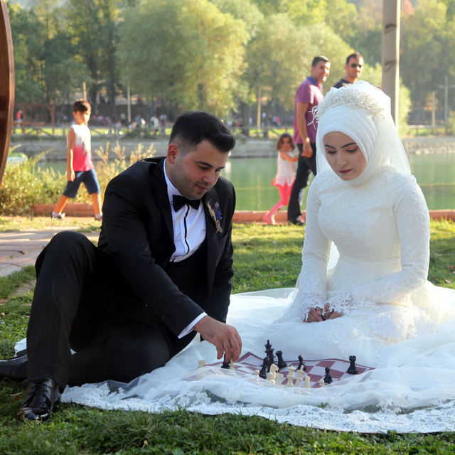 Gelin ve damat sokakta satranç oynadı