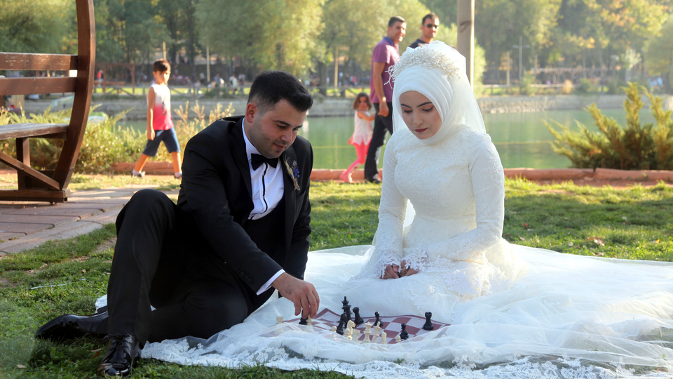 Gelin ve damat sokakta satranç oynadı