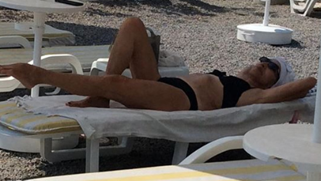 Bikinili paylaşımlarına devam ediyor