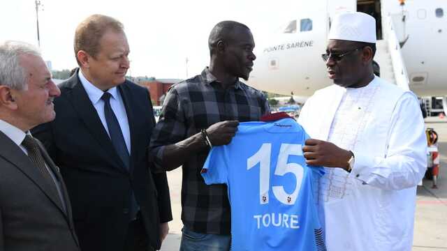 Toure, ülkesinin cumhurbaşkanına forma hediye etti
