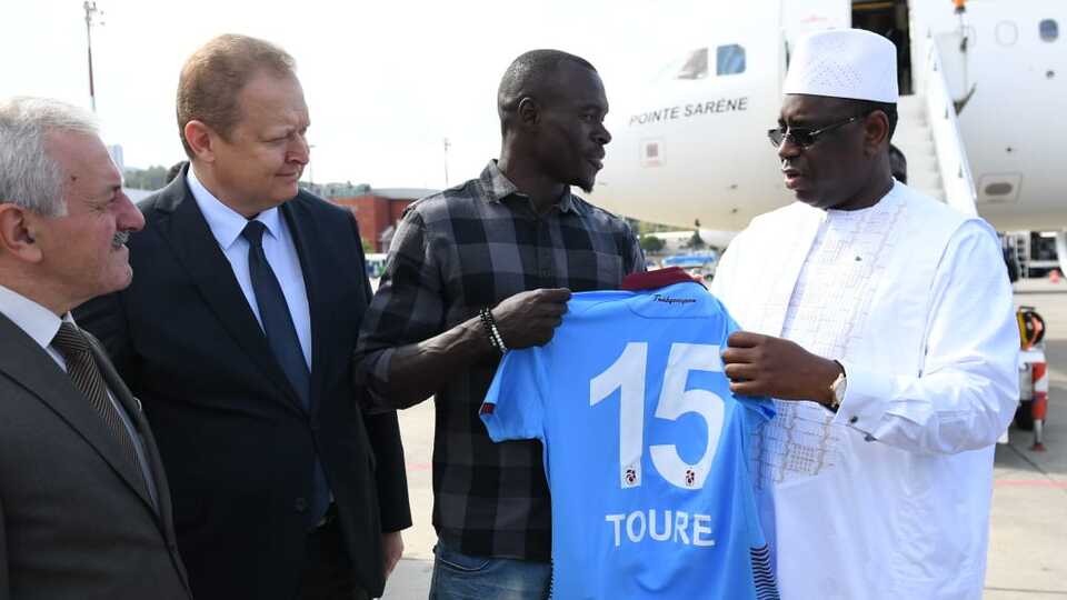 Toure, ülkesinin cumhurbaşkanına forma hediye etti