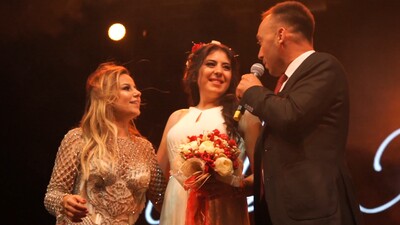 Merve Özbey gelin çiçeğine el koydu