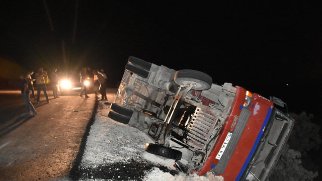 Tarım işçilerini taşıyan kamyon devrildi: 17 yaralı 