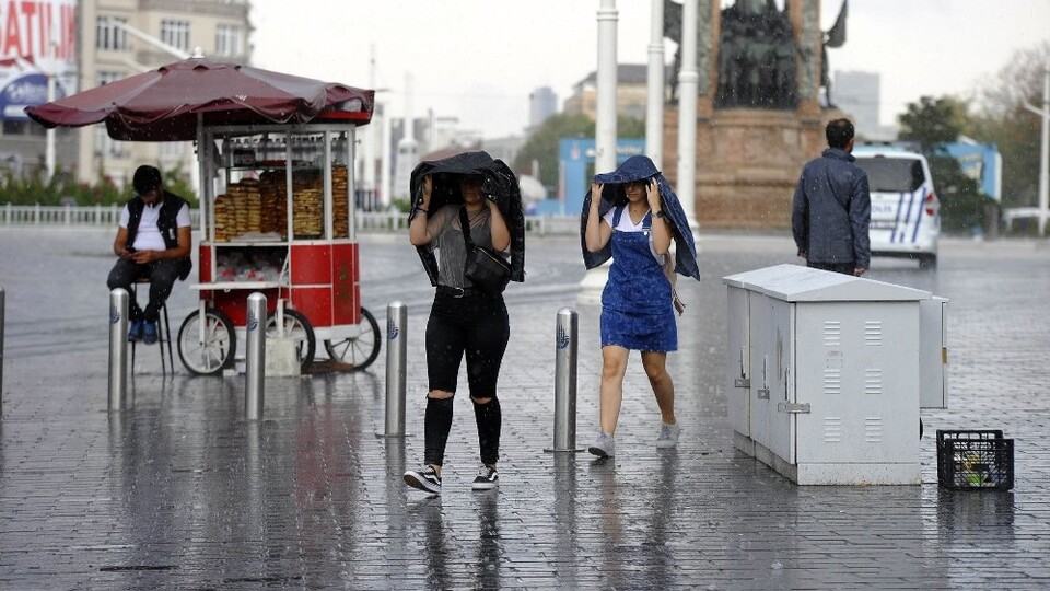 İstanbullular dikkat! Meteoroloji saat verip uyardı