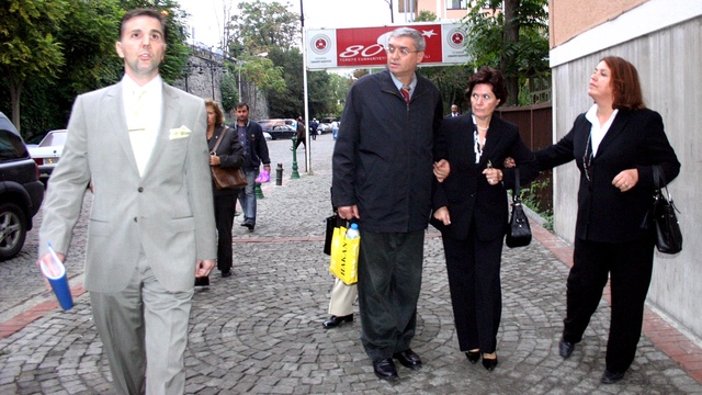 Kızlarını 12 yıl sonra cezaevinde gördü