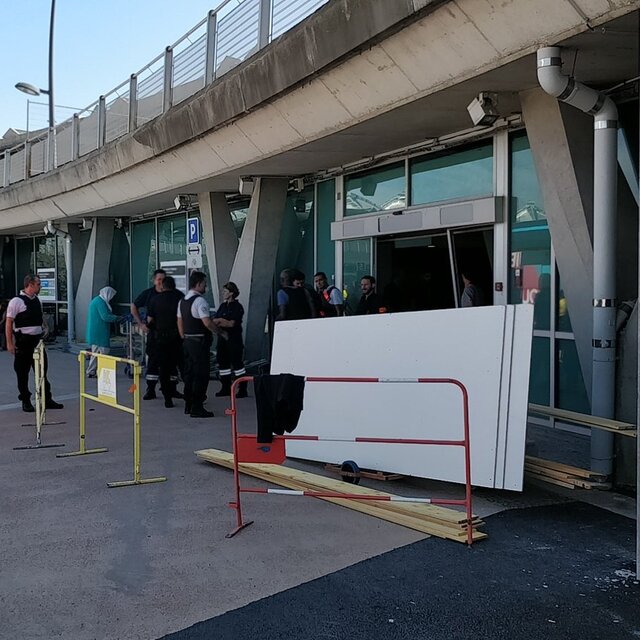 Fransa'da panik: Araç havalimanı pistine girdi!