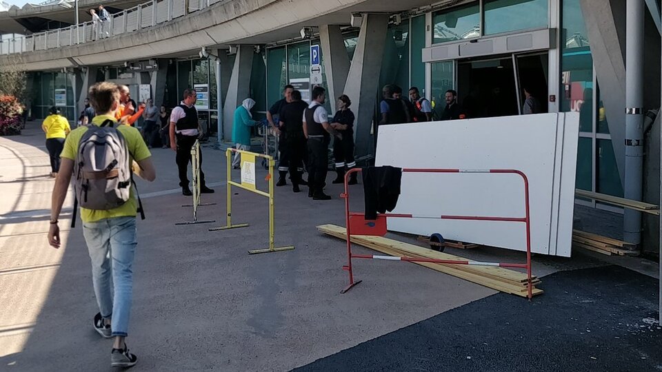 Fransa'da panik: Araç havalimanı pistine girdi!