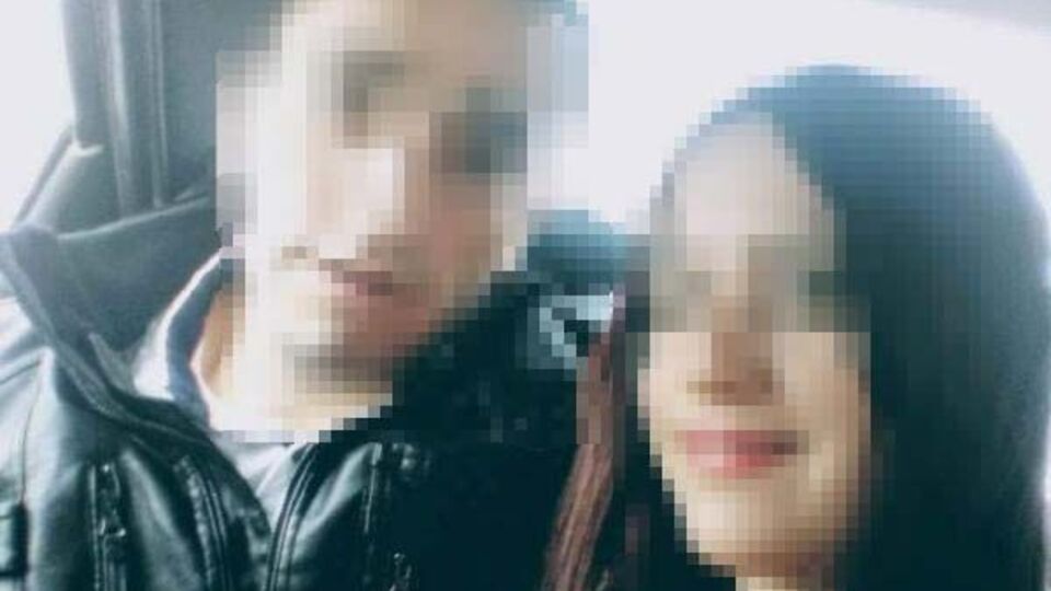 Evinde yarı çıplak yakaladığı kişi ile eşini döverek yaraladı