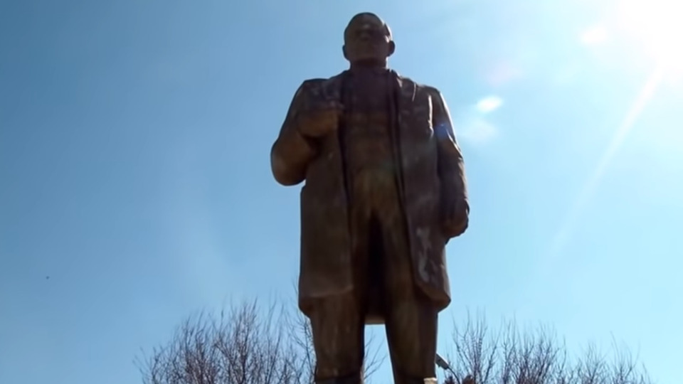 Tacikistan'da imamlar topladıkları parayla Lenin heykelini restore etti