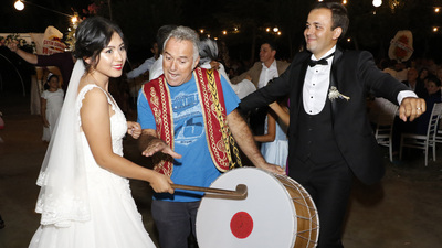 Çinli gelin davul çaldı, harmandalı oynadı
