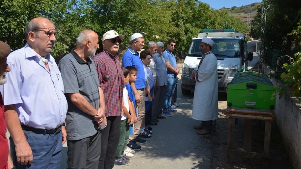 Bir poşet dolusu eşyayı mezarına attılar!