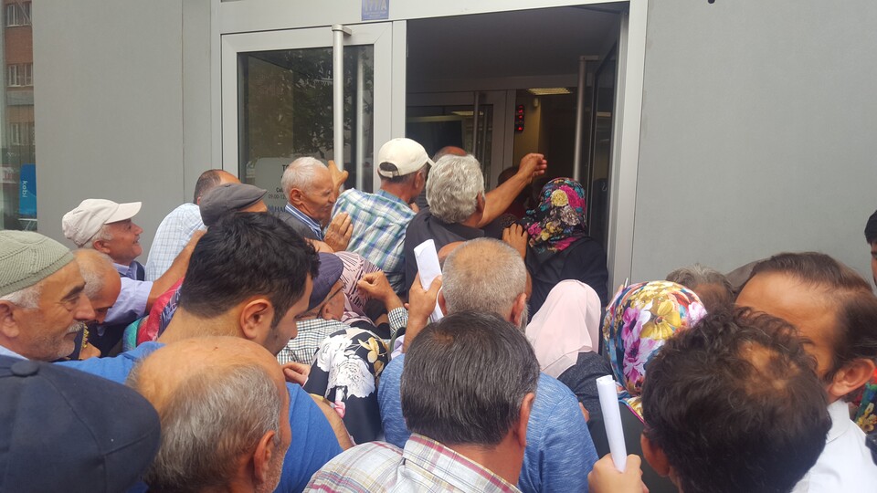 Banka kapısında birbirleriyle yarıştılar! Parayı bulan koştu