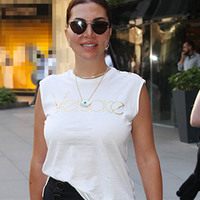 Ebru Yaşar telefondan yeni projesini izledi