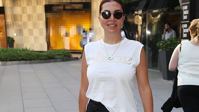 Ebru Yaşar telefondan yeni projesini izledi