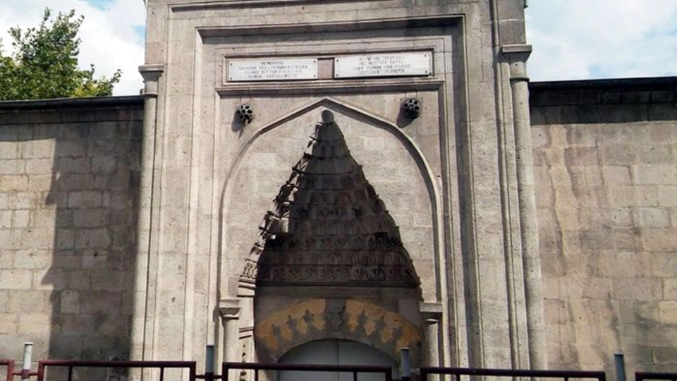 Sahibinden 'kiralık' 586 yıllık medrese!