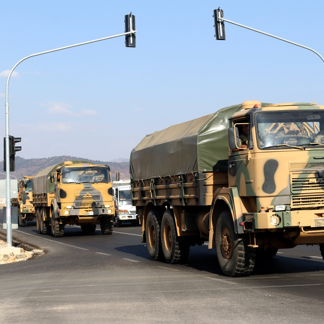 Obüs ve tanklar Suriye sınırında