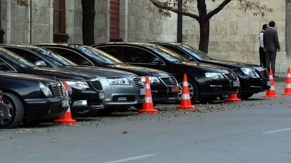 AK Parti'den o isimlere 'lüks' uyarısı