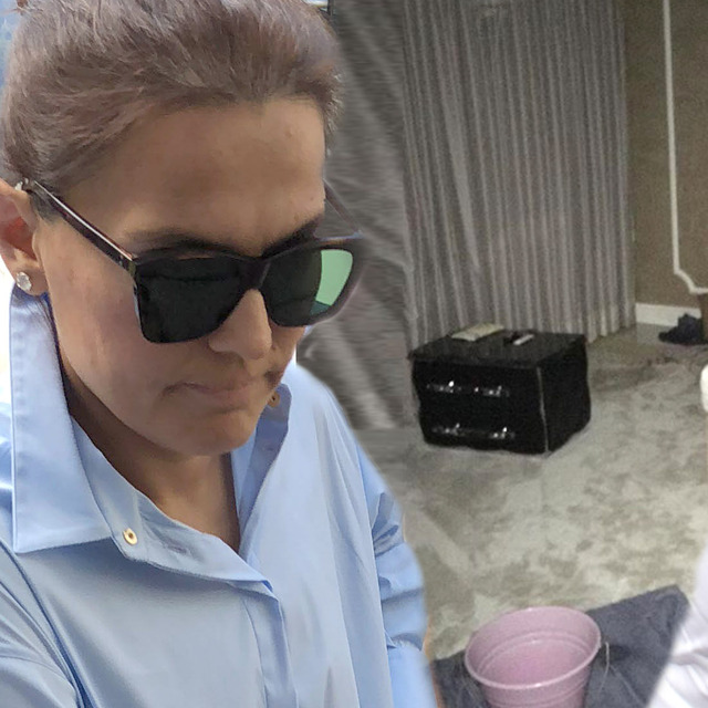Demet Akalın'ın evini su bastı!