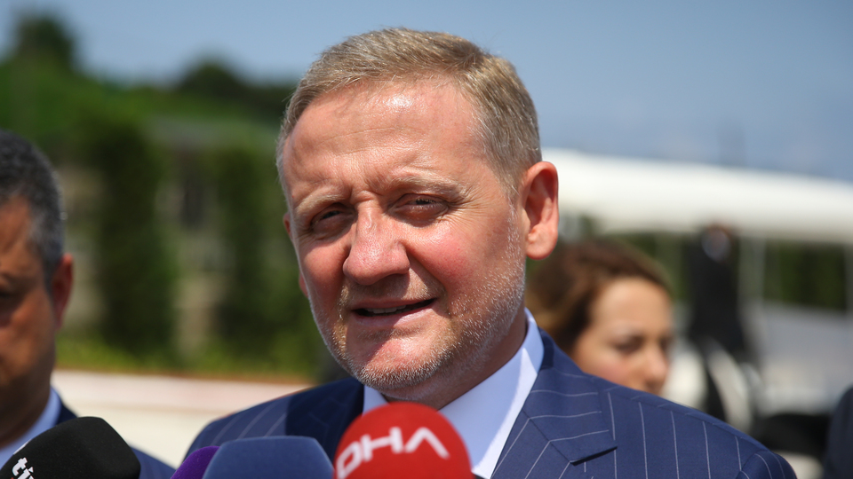 Gümüşdağ'dan sözleşmelerin TL'ye çevrilmesine destek