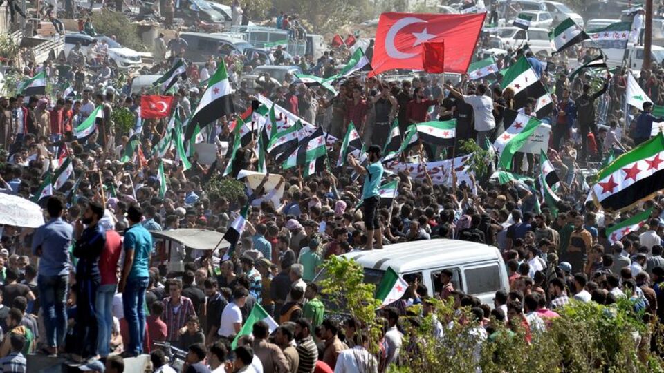 İdlib'den dünyaya Türk bayraklı çağrı: Saldırıları durdurun