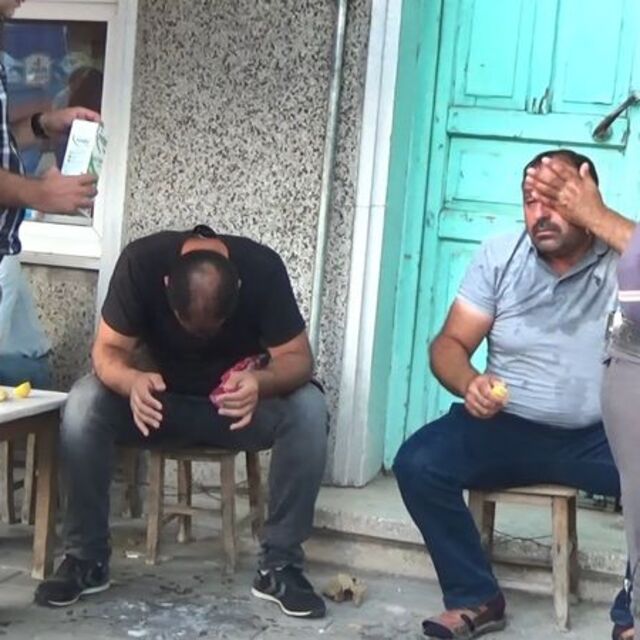 Amca çocukları sandalye ve sopalarla birbirine saldırdı