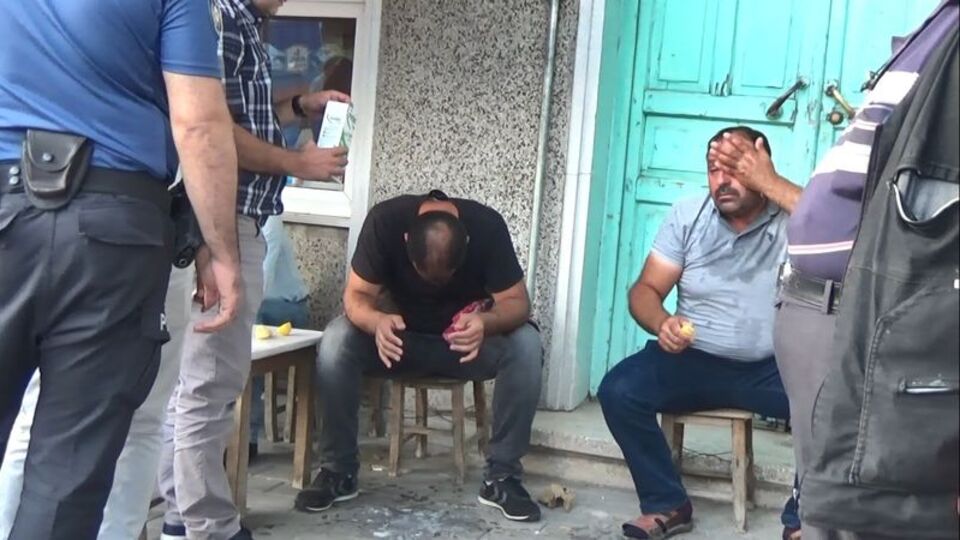 Amca çocukları sandalye ve sopalarla birbirine saldırdı