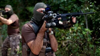 Ayakkabılarını bile giyemeden kaçtılar!